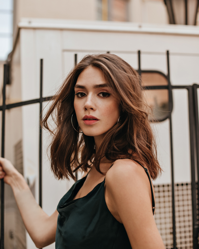 Profesional realizando tratamiento de feminización facial para suavizar los rasgos y armonizar el contorno del rostro