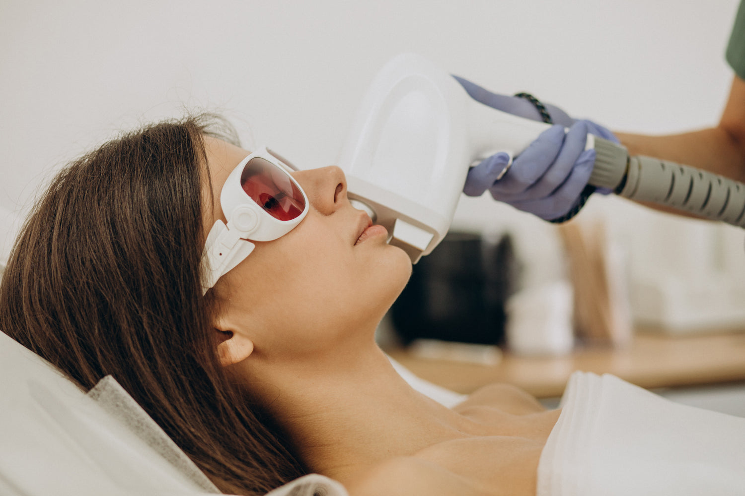 Rejuvenecimiento facial con luz pulsada DPL en Orbe Clinics: mejora arrugas, manchas y poros. Estimula colágeno y devuelve luminosidad con resultados visibles y sin tiempo de recuperación.
