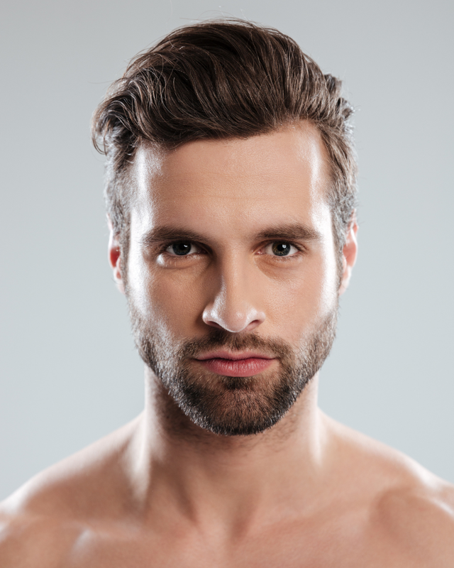 Hombre con rasgos definidos y estructurados tras tratamiento médico de masculinización facial en Orbe Clinics