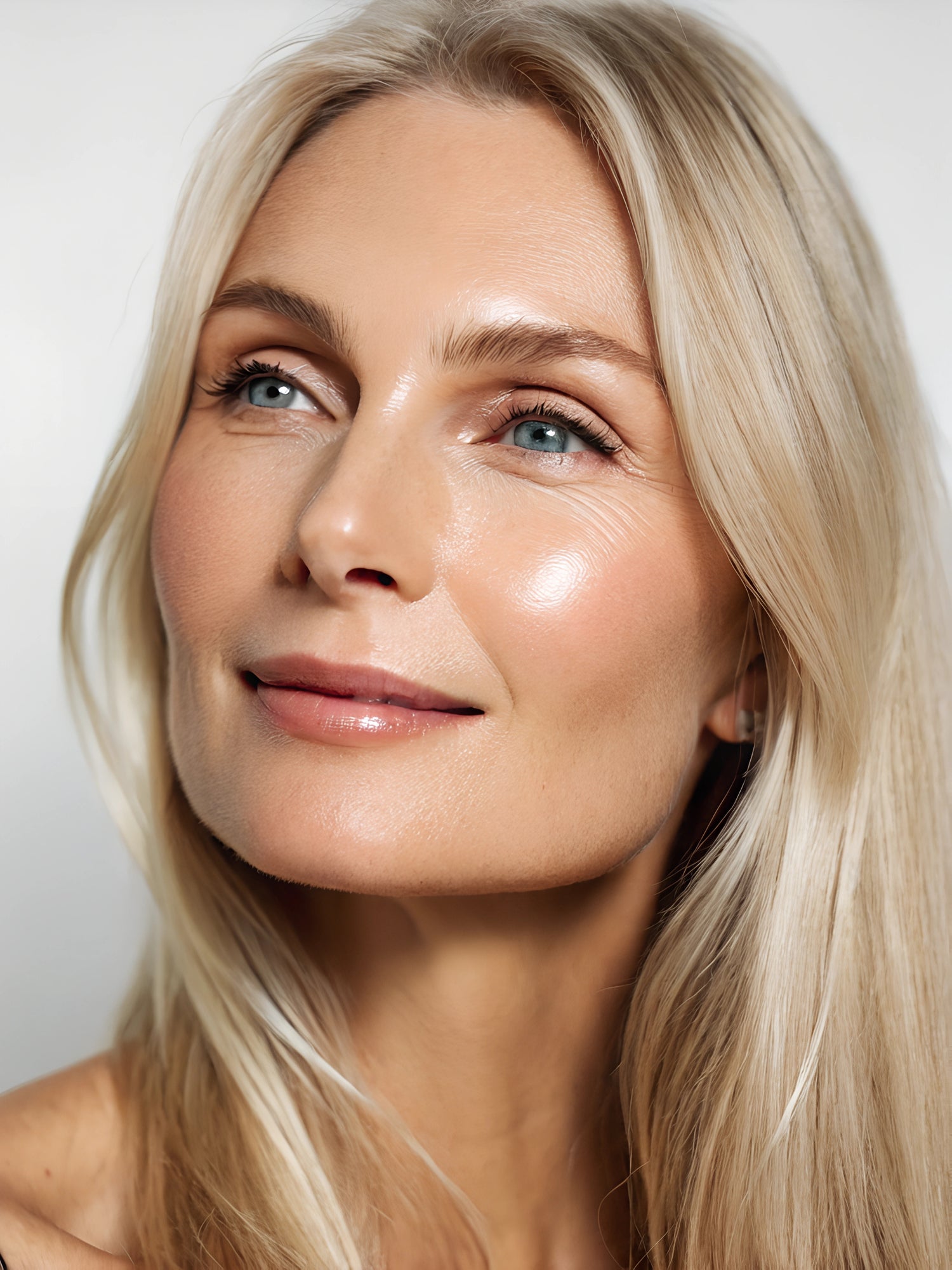 Mujer con piel luminosa e hidratada tras tratamiento de redensificación facial con ácido hialurónico no reticulado en Orbe Clinics.